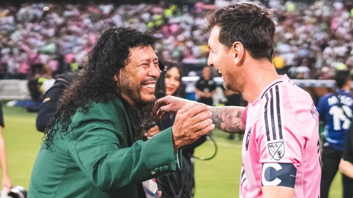 René Higuita y Lionel Messi en su encuentro en Colombia.