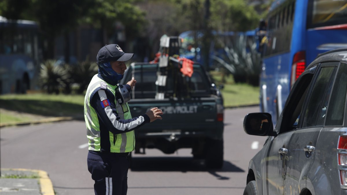El plico y placa en Quito rige de lunes a viernes, en dos horarios.