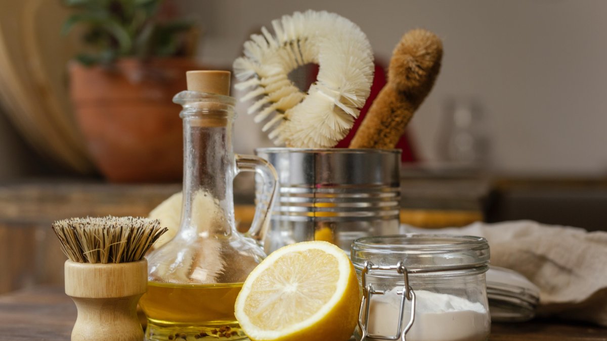 Aprende a limpiar tu hogar de manera sostenible. Te presentamos 5 ingredientes naturales