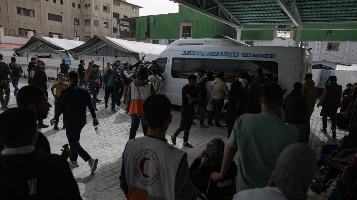 Palestinos se reúnen en el Hospital de la Media Luna Roja Palestina en Khan Younis, en el sur de la Franja de Gaza, el 2 de febrero de 2026.