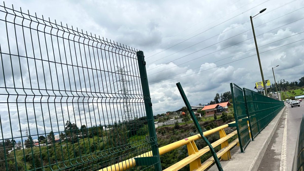 A la malla de seguridad para prevención de suicidios en el puente sobre el río Chiche le faltan dos fragmentos y un tercero está inestable.
