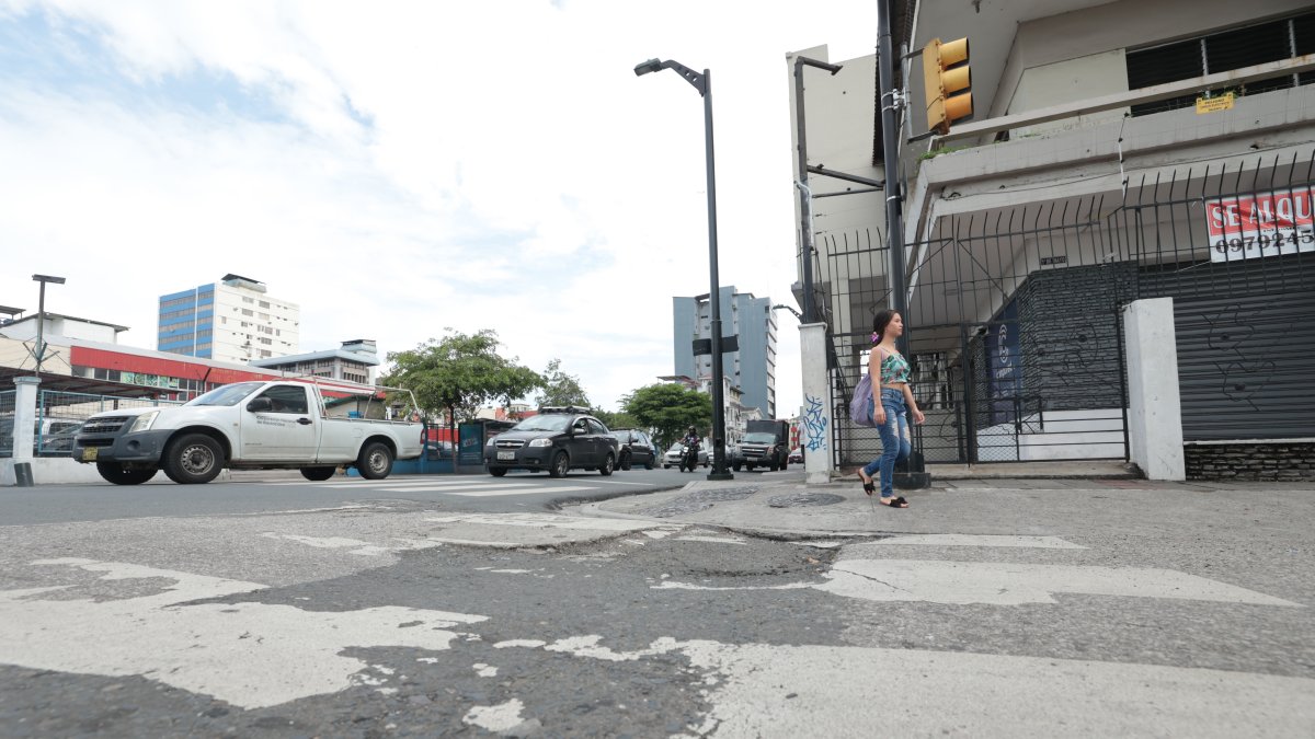 Sector. Uno de los puntos donde el Municipio denunció que se encuentra paralizado el asfaltado es la intersección de las calles 1 de Mayo y Esmeraldas.