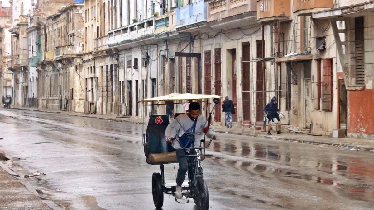 Un hombre conduce un bicitaxi por una calle este domingo, en La Habana (Cuba).