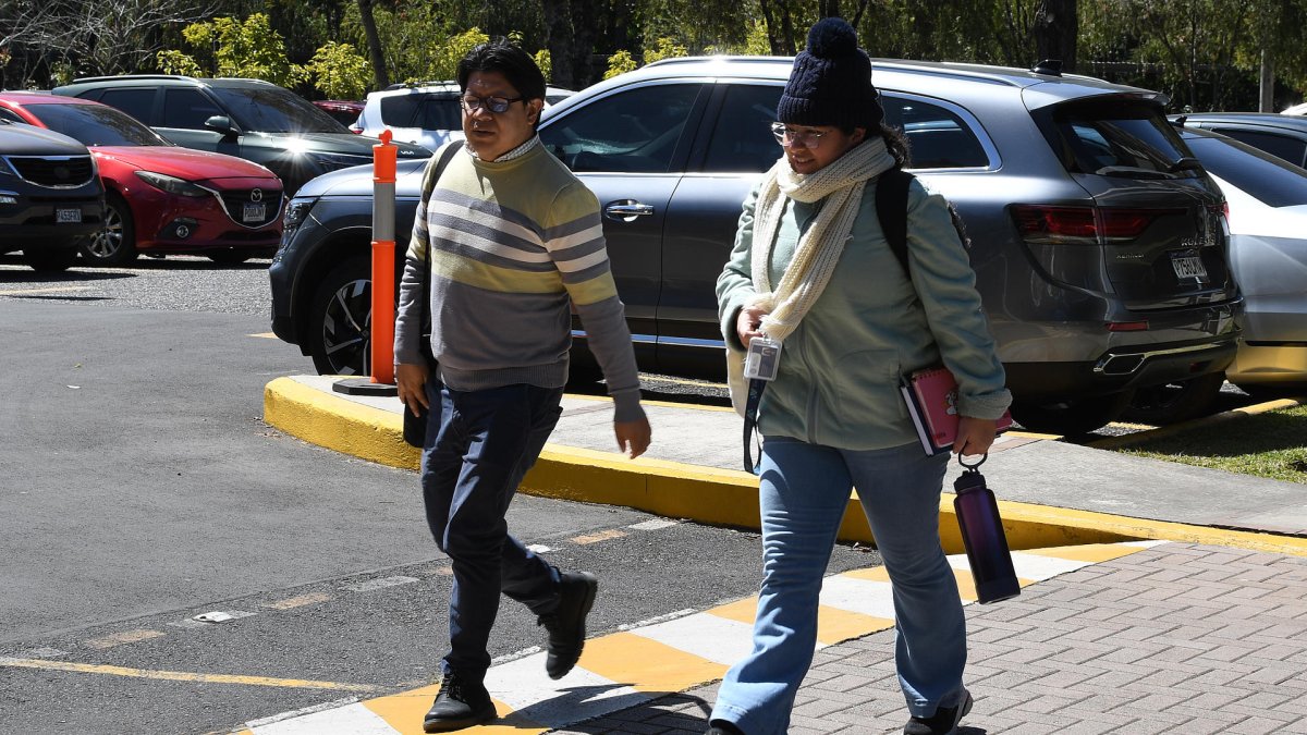 Personas caminan este lunes 2 de febrero de 2026, en Ciudad de Guatemala, en medio de una ola de frío que afecta a la región.
