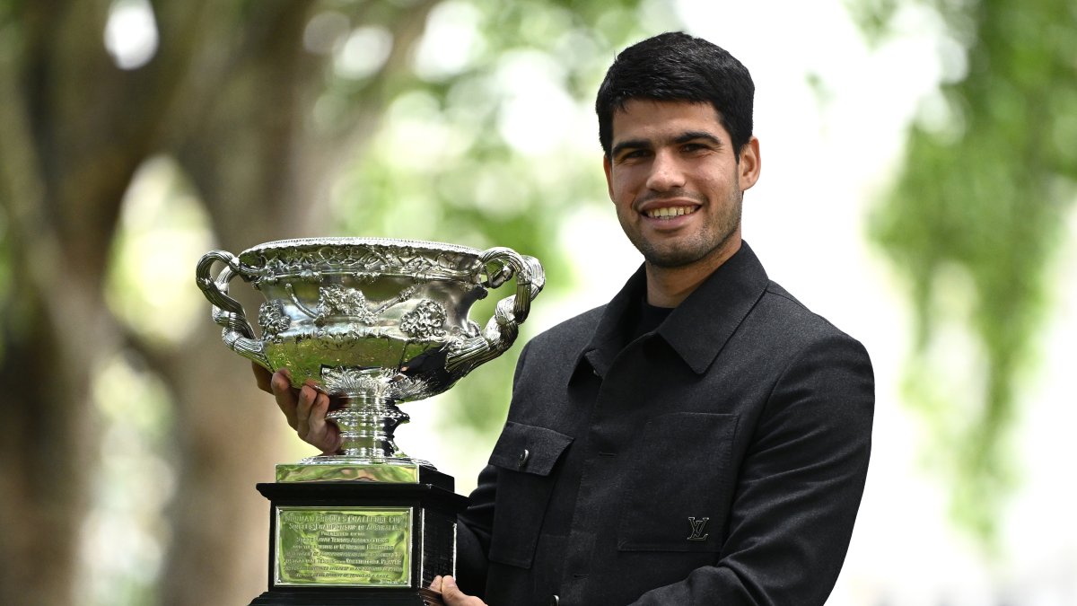 Un día después de ganar el Abierto de Australia, Carlos Alcaraz participó ayer en la sesión fotográfica oficial de monarcas del torneo.