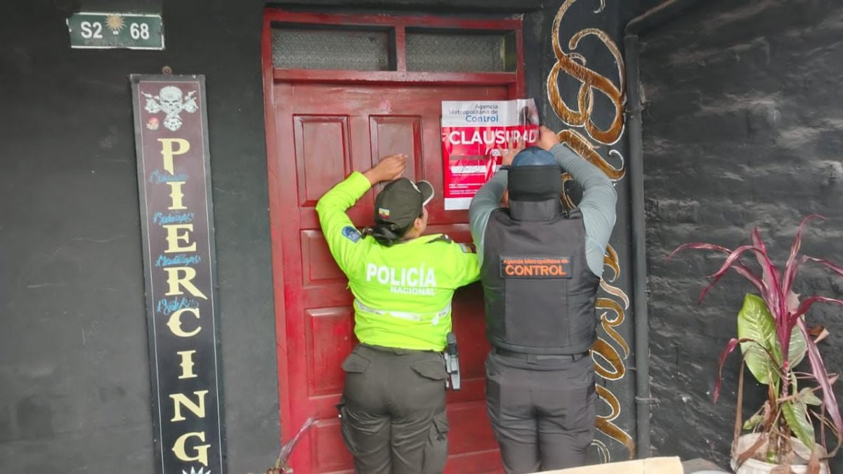 La AMC y la Policía Nacional clausuraron un local de tatuajes en la parroquia El Quinche, al nororiente de Quito, tras hallar marihuana durante un operativo de control.
