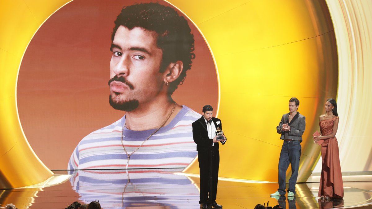 Bad Bunny rompió barreras al ganar Álbum del Año en español en los Grammy 2026, en una noche dominada por la protesta política contra la agencia ICE