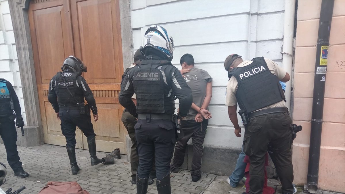 Aprehensión de dos ciudadanos tras operativo preventivo en transporte público de Quito.