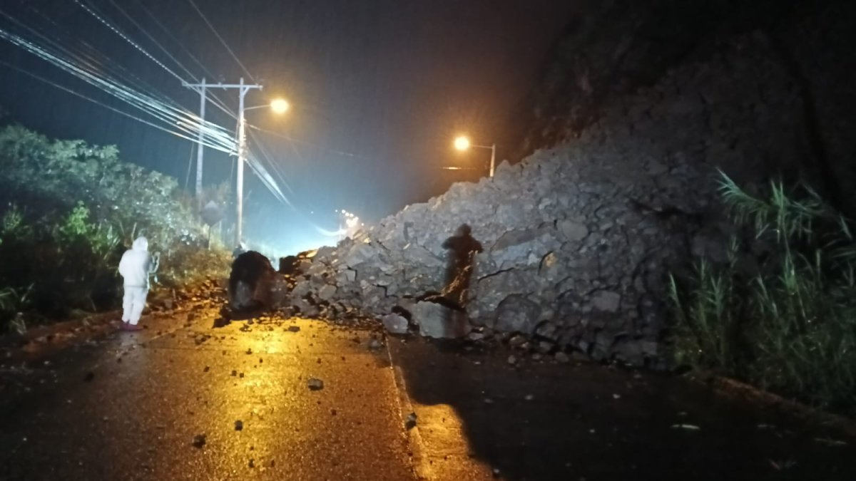En el kilómetro 49 de la vía Cuenca- Girón- Pasaje se produjo un derrumbe de gran magnitud que obstaculiza la carretera.