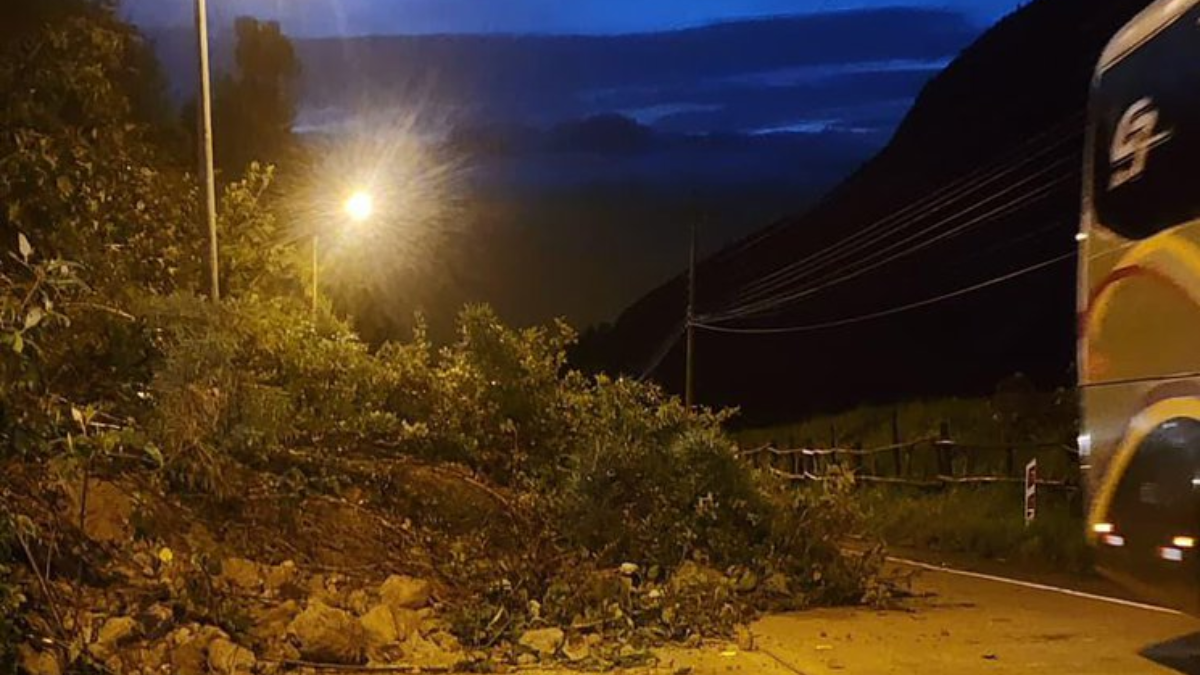 El Ministerio de Infraestructura y Transporte informó que la carretera está parcialmente habilitada.