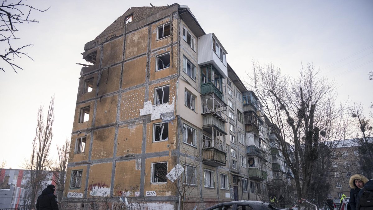 Lugar de un ataque con un dron ruso contra un edificio residencial de cinco pisos en Kiev, Ucrania, el 3 de febrero de 2026, en medio de la invasión rusa.