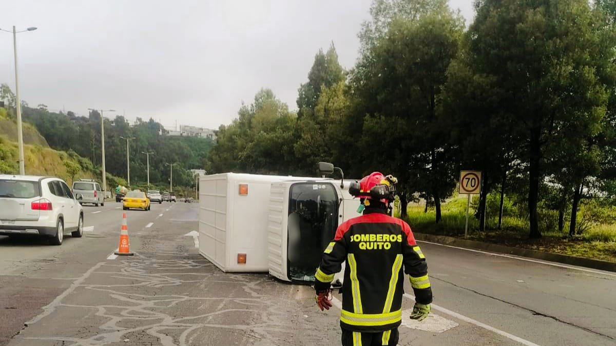 En la Ruta Viva, sector Santa Rosa, un camión mediano se volcó.
