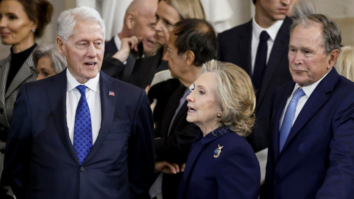 Bill y Hillary Clinton en un acto público; ambos han aceptado testificar ante la Cámara en el marco de las investigaciones por el caso Epstein