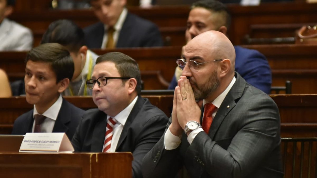 Mario Godoy comparece ante la Comisión de Fiscalización en el juicio político promovido por la Revolución Ciudadana.