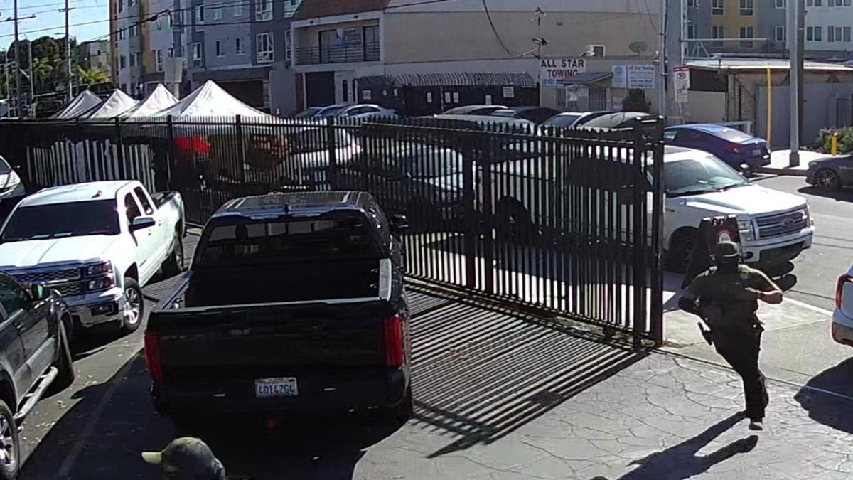 Agentes del Servicio de Control de Inmigración y Aduanas (ICE) al momento de irrumpir en una iglesia en los Ángeles (California).