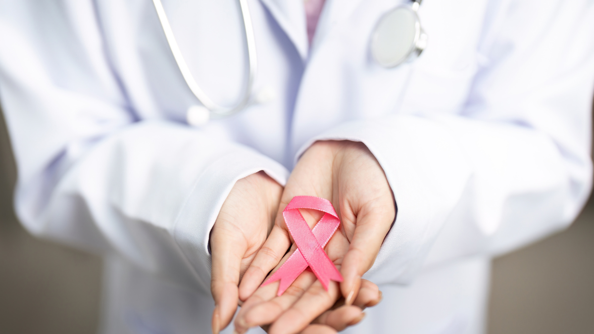 Referencial.Un profesional de la salud sostiene el lazo rosado, símbolo de la lucha contra el cáncer de mama, en el marco de las campañas de prevención y detección temprana en Ecuador.