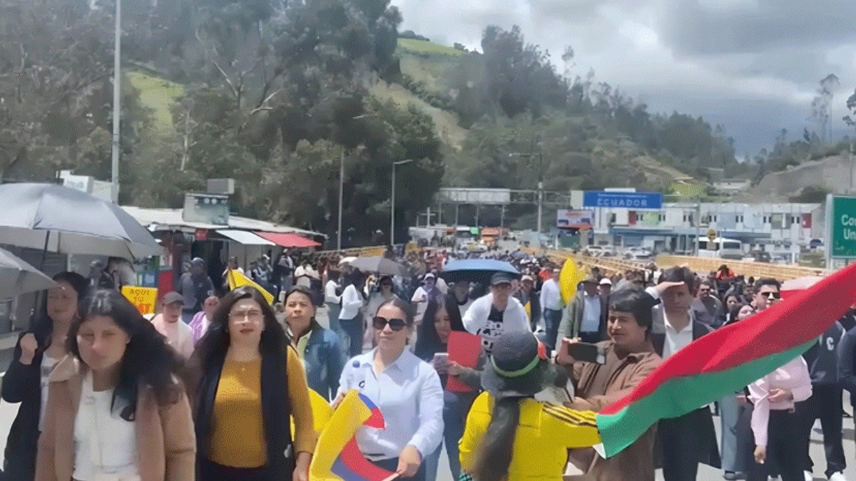 La movilización binacional avanzaba hacia el puente internacional de Rumichaca