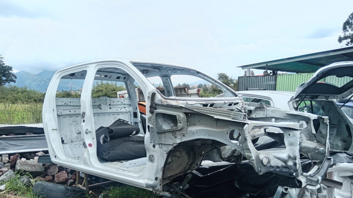 Vehículos desmantelados fueron encontrados en el centro de acopio utilizado por la banda delictiva en Rumiñahui.