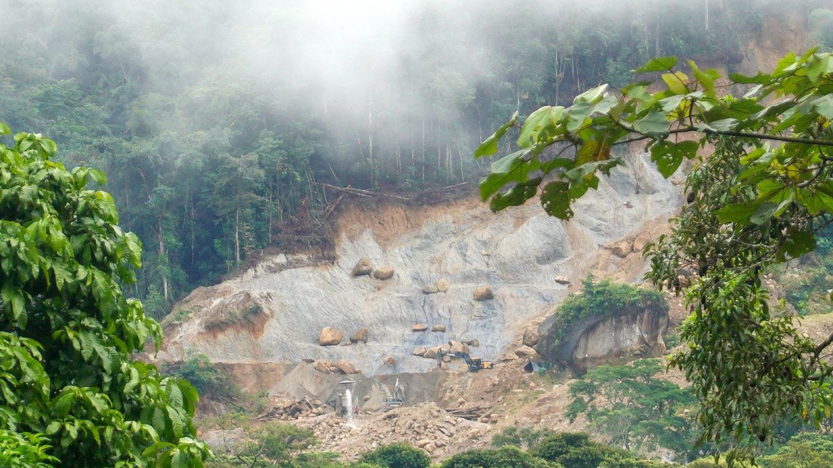 Suspensión de minería en Napo: el impacto en la capital del rafting en Ecuador.