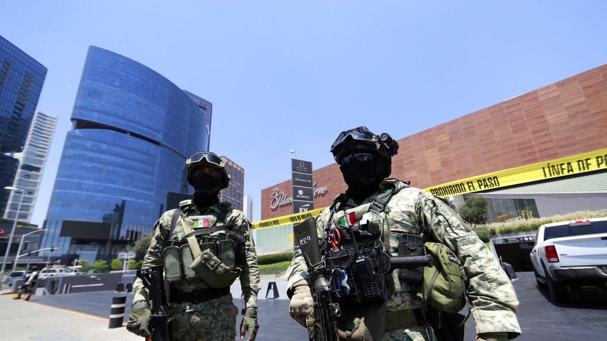 Integrantes del Ejército de México custodiando la zona donde se cometió un ataque armado en Zapopan en Jalisco (México).