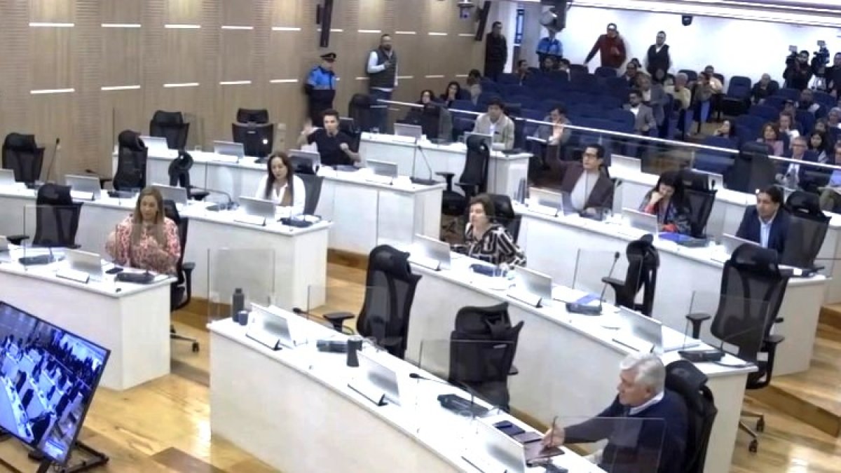 La sesión del Concejo Metropolitano fue suspendida por falta de quórum mientras se analizaba la erosión del río Monjas.