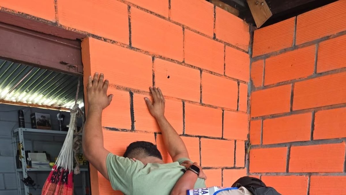 La Policía Nacional detuvo en Sevilla de Oro, en la provincia de Azuay, a Queró Ulacio Duglas Elieser, conocido como alias Duggie.