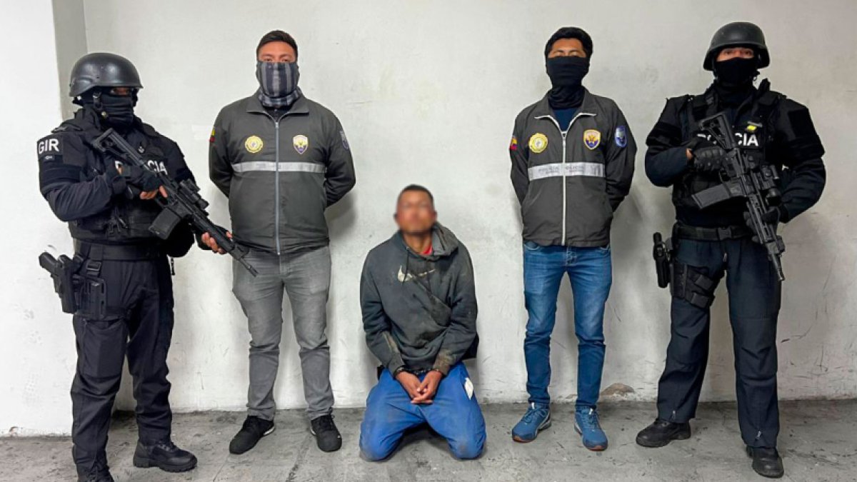 Tres sospechosos de la organización criminal Los Lobos fueron detenidos por la Dinased tras un operativo policial en El Quinche, al noreste de Quito.