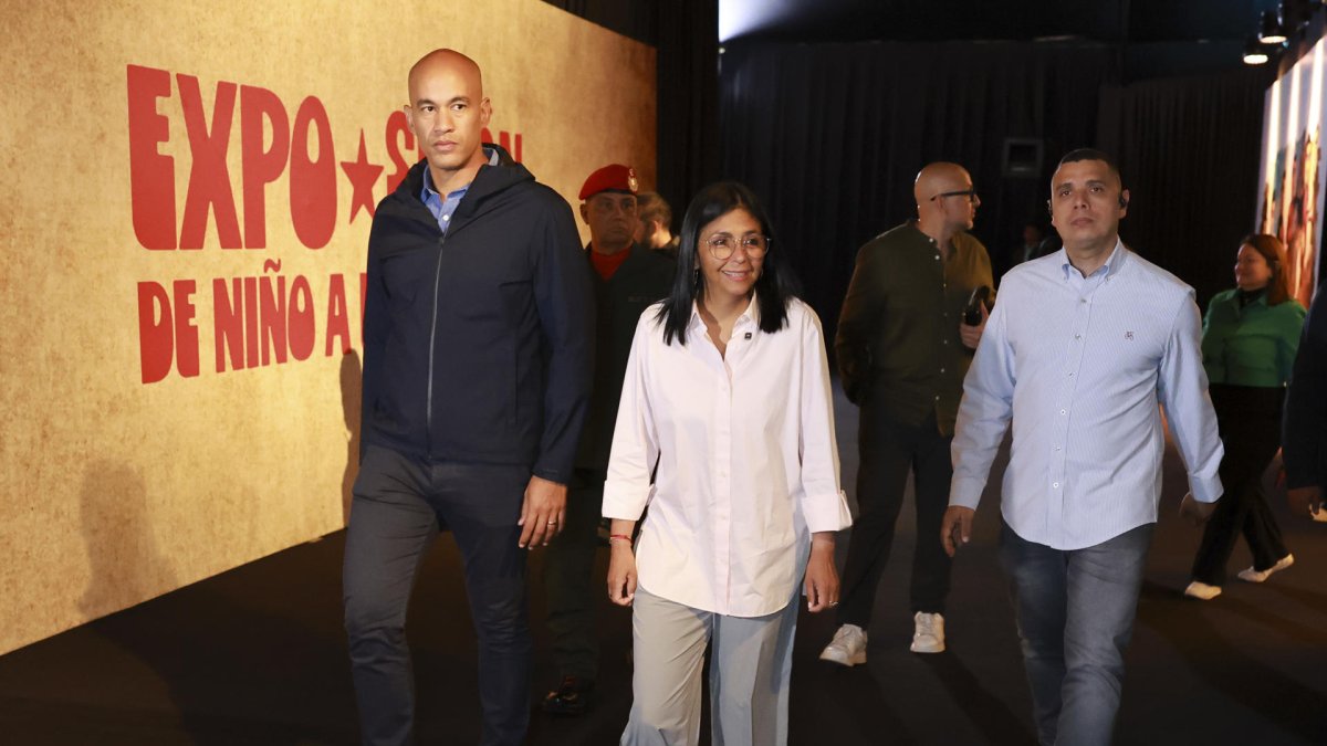 La presidenta encargada, Delcy Rodríguez, camina junto al ministro de Educación, Hector Rodríguez, y al ministro del Despacho de Presidencia, Juan Escalona, durante un acto de gobierno en Caracas.