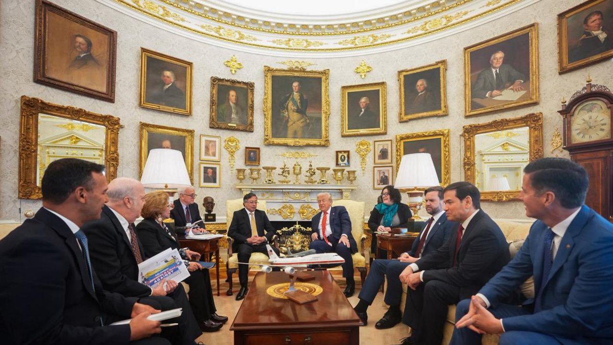 El presidente de Colombia, Gustavo Petro  junto a su homólogo de Estados Unidos, Donald Trump en la Casa Blanca.
