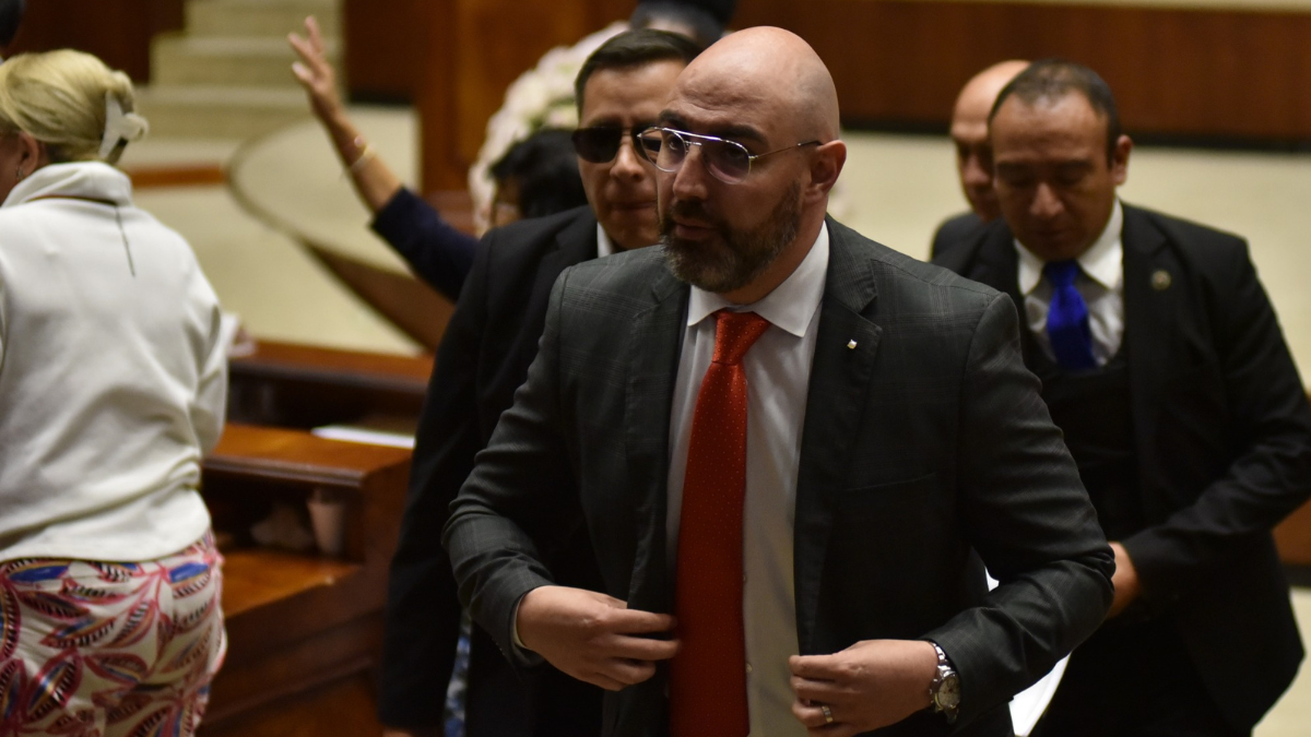 Godoy aplazó presentación de sus pruebas.