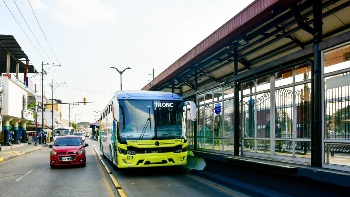 La troncal 4, del sistema de transporte masivo Metrovía, conecta el suburbio de Guayaquil con el centro de la ciudad.