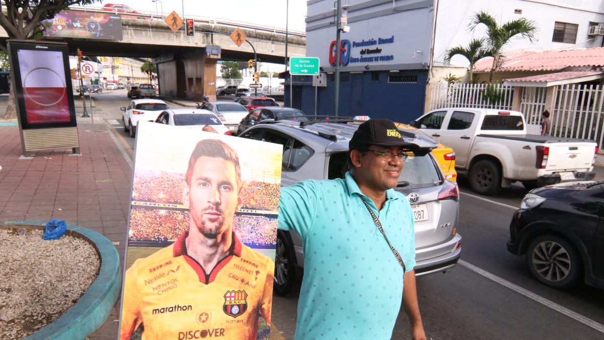 Fabricio Villón vende cuadros de Messi luciendo la camiseta de Barcelona.