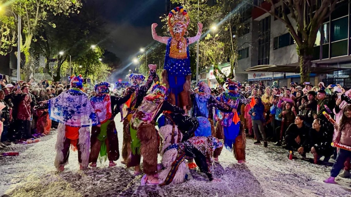 Corsos de flores y desfiles nocturnos de vivirán en varios puntos de Quito durante el Carnaval de 2026.