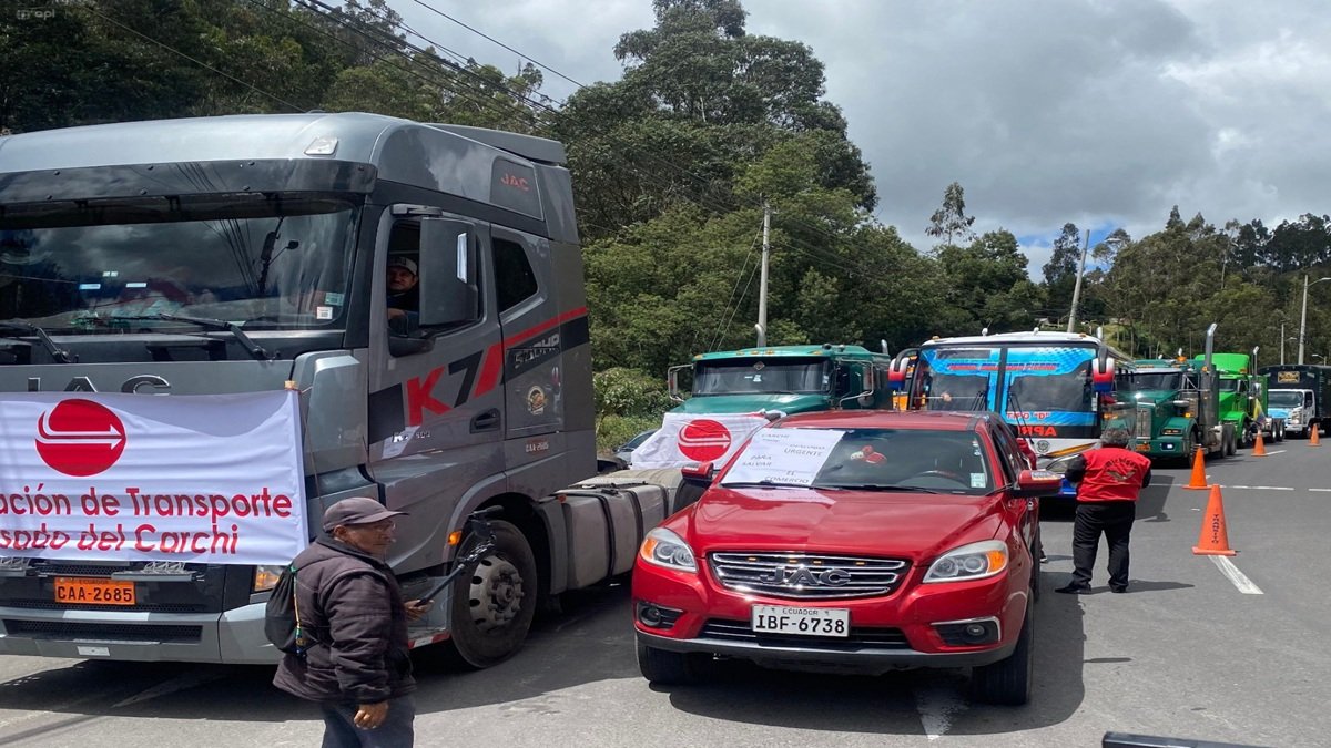 Comerciantes y transportistas se reunieron en Rumichaca para manifestar contra los aranceles.