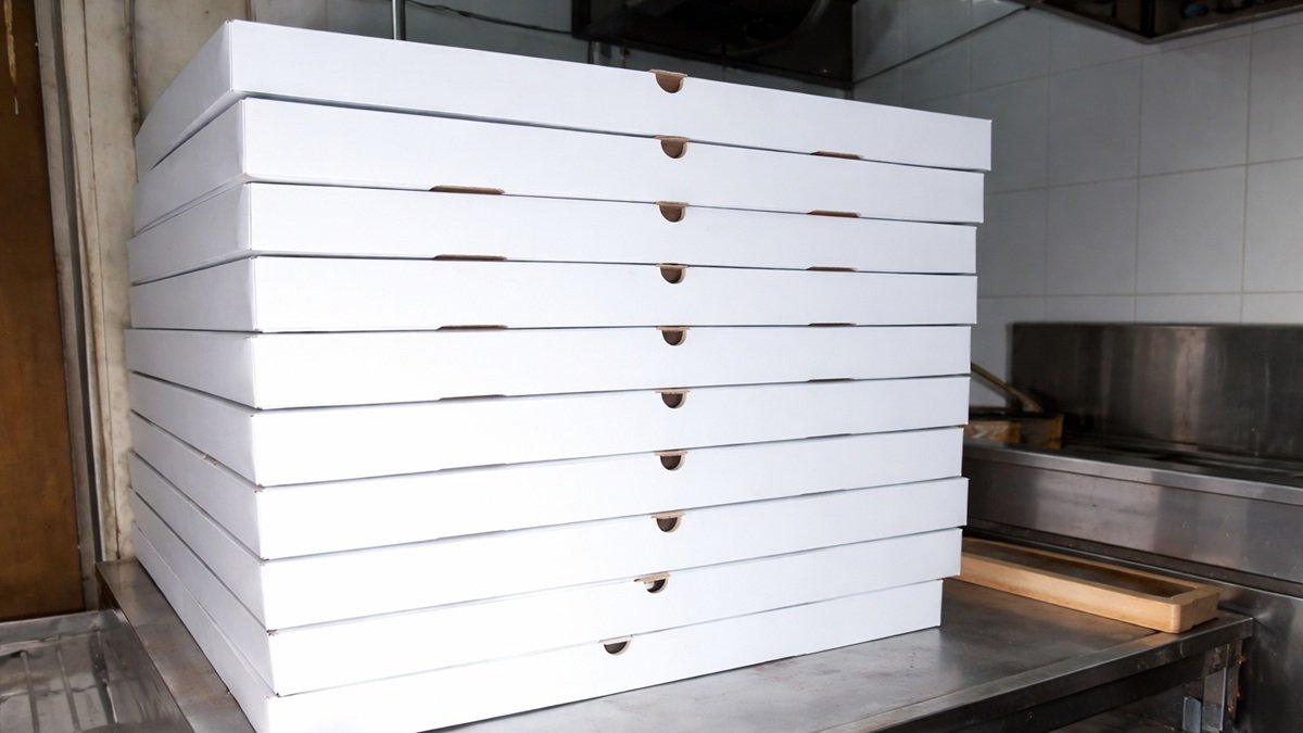 Cajas de pizza en la cocina de un establecimiento clausurado por Arcsa.