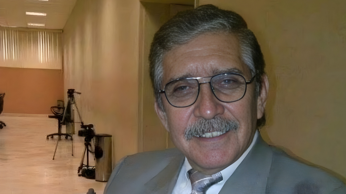 Kenneth Carrera, periodista ecuatoriano de amplia trayectoria, falleció a los 84 años dejando un legado en la comunicación nacional