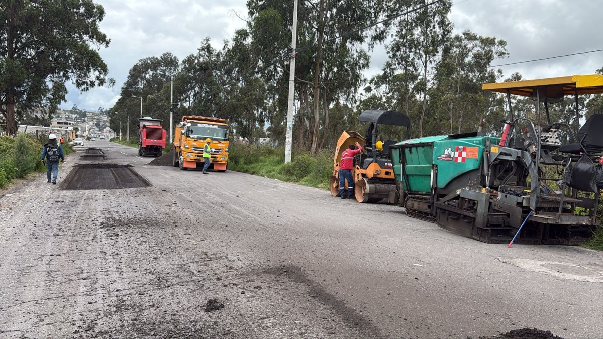 Trabajos de mantenimiento vial preventivo se ejecutan en cinco sectores de Calderón para mejorar la movilidad y seguridad vial.