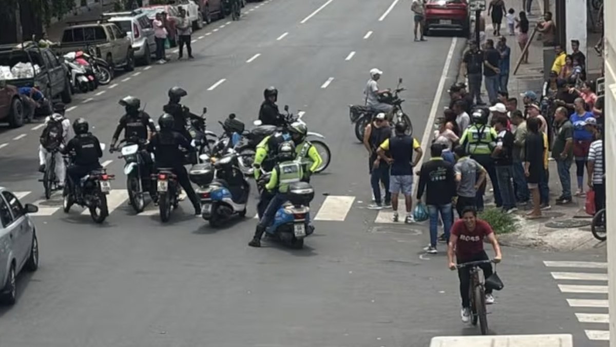Agentes de la ATM fueron agredidos por conductores de motos eléctricas durante un operativo de control en el sur de Guayaquil.
