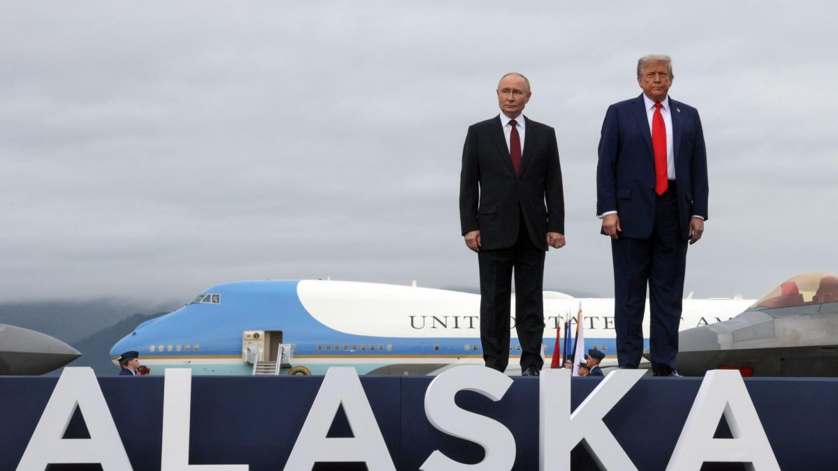 El presidente de los Estados Unidos, Donald Trump (d), y el presidente de Rusia, Vladimir Putin, antes de la reunión en Anchorage (Estados Unidos).