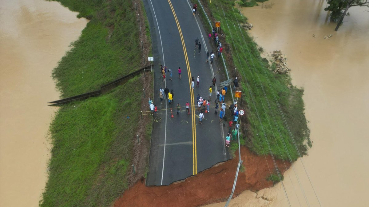 Un puente vehicular destruido este martes 3 de febrero de 2026, en zona rural de Necoclí (Colombia).