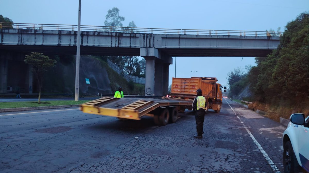 La Agencia Metropolitana de Tránsito realizó controles del 1 enero al 3 de febrero al transporte pesado en la av. Simón Bolívar y Ruta Viva.
