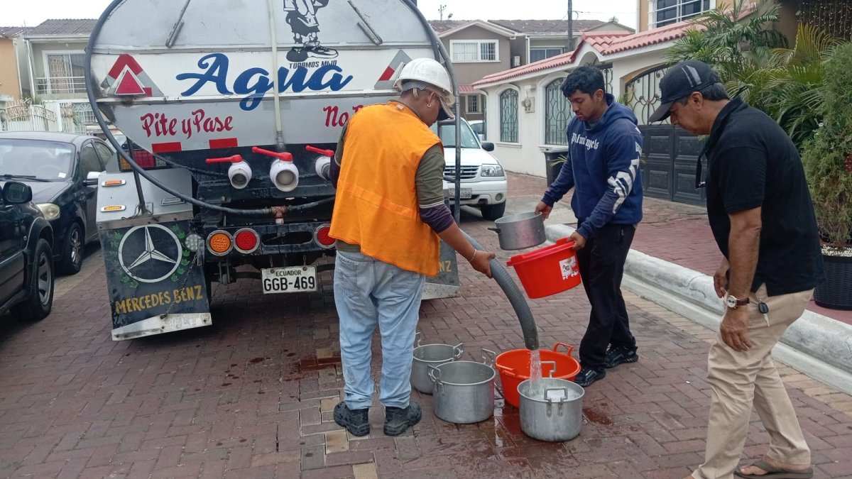 Ante el corte del servicio, algunas familias barajan la idea de abastecerse con botellones y tanqueros con anticipación.