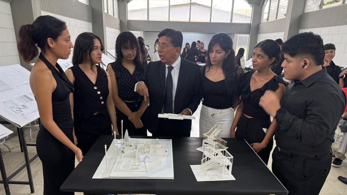 Los estudiantes de primer semestre y el docente Brick Reyes expusieron los proyectos.