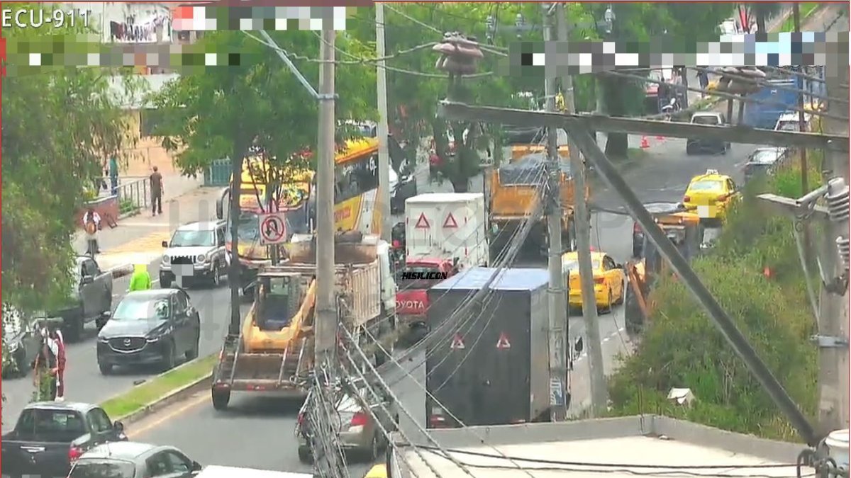 El siniestro de tránsito involucró a un bus de transporte público y a tres autos pequeños.