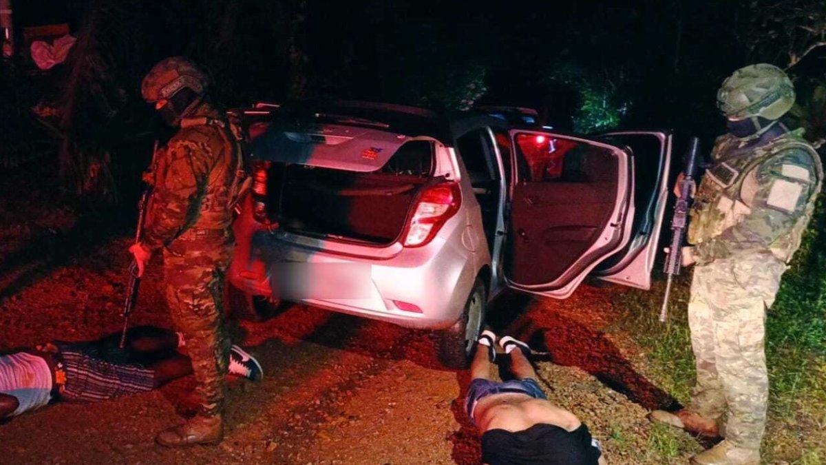 Los militares detuvieron a tres sospechosos en Puerto Quito, luego de una persecución que terminó en volcamiento.