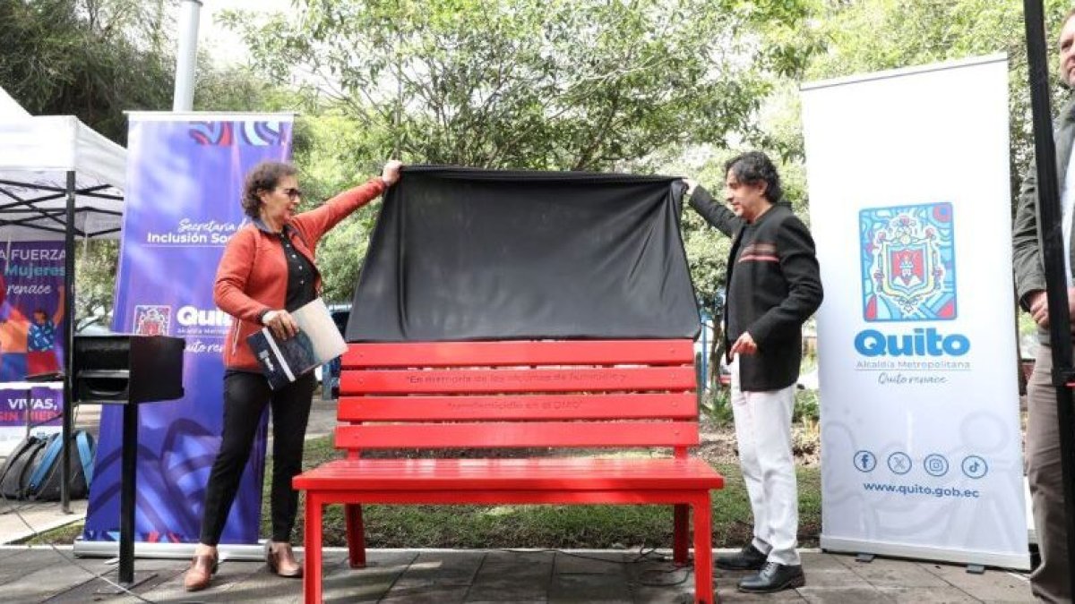 La primera Banca Roja fue instalada en la Plaza Gabriela Mistral, como símbolo de memoria y prevención contra el femicidio y transfemicidio en Quito.