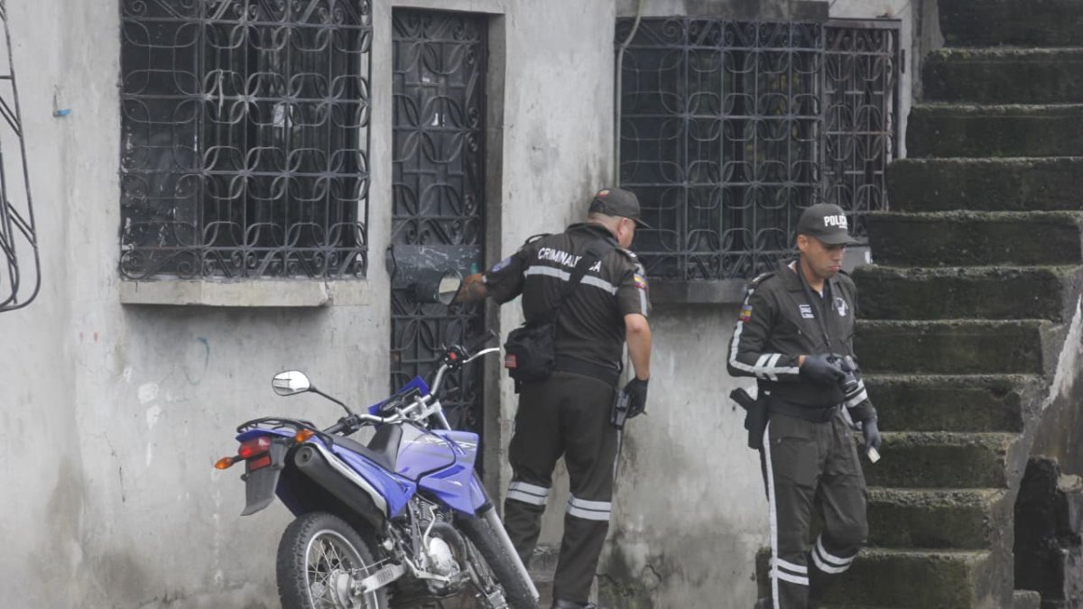 Policía recoge evidencias en el domicilio el agente municipal