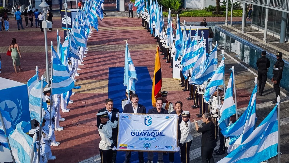 Aquiles Álvarez posa junto con el reconocimiento a a ciudad de Guayaquil.