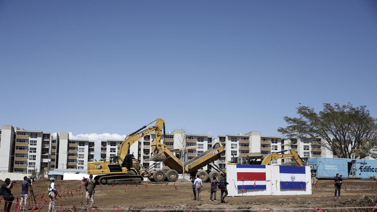 Fotografía que muestra las obras de la construcción de la cárcel Centro de Alta Contención de Crimen Organizado (CACCO), en San Rafael (Costa Rica).