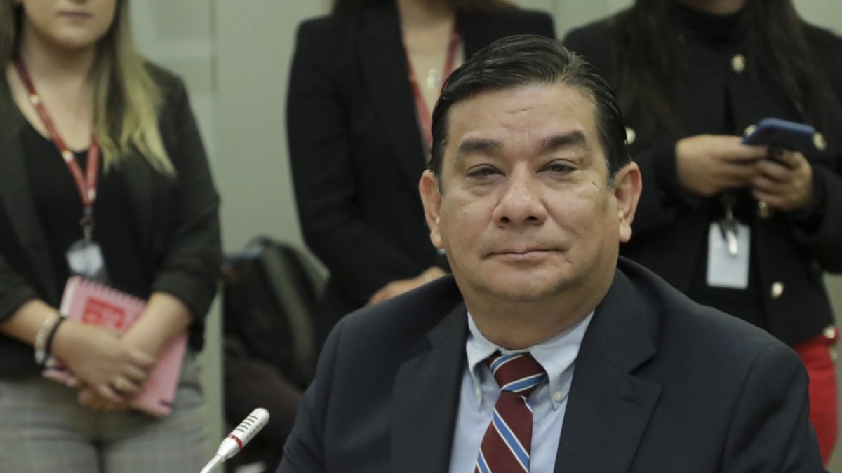 El asambleísta de ADN, Luis Alvarado Campi, evadió a un periodista y evitó hablar sobre la compra de Radio Centro y La Posta.